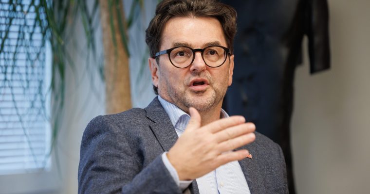 Ljubljana, Aipa.
Novinarsko srecanje ob 15-letnici delovanja Zavoda za uveljavljanje pravic avtorjev, izvajalcev in producentov avdiovizualnih del Slovenije (AIPA).
Direktor Zavoda Aipa Gregor Stibernik.