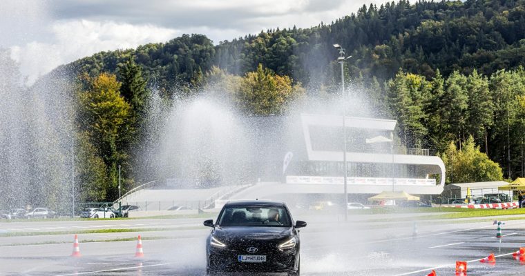 AMZS_Center_varne_voznje_blackcar_resized